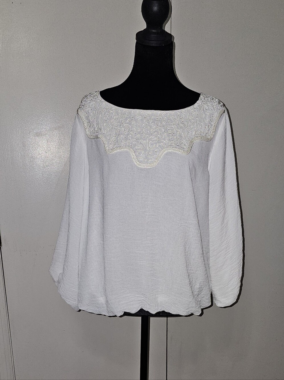 Chico's White Embroidered Scoop-Neck Blouse W/ Banded Waist & Cuffs Sz M